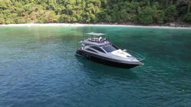 Tayland, Krabi 'deki Koh Phi Adası' ndaki maymun kumsalı manzarası.