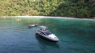 Tayland, Krabi 'deki Koh Phi Adası' ndaki maymun kumsalı manzarası.