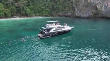 Tayland, Krabi 'deki Koh Phi Adası' ndaki maymun kumsalı manzarası.