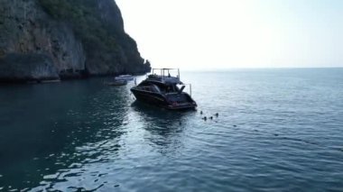 Tayland, Krabi 'deki Koh Phi Adası' ndaki maymun kumsalı manzarası.