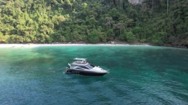 Tayland, Krabi 'deki Koh Phi Adası' ndaki maymun kumsalı manzarası.