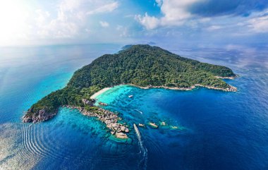 Phang Nga, Tayland, Güney Asya 'daki Similan adasının havadan görünüşü