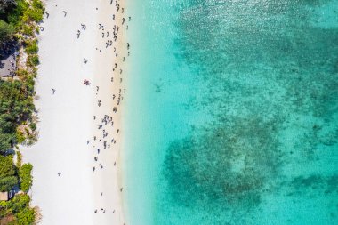 Maya Körfezi 'nin Koh Phi Leh, Krabi, Tayland' daki havadan görünüşü