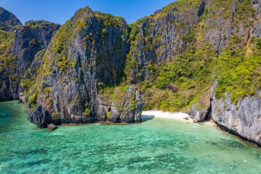 Maya Körfezi 'nin Koh Phi Leh, Krabi, Tayland' daki havadan görünüşü