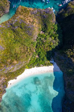 Maya Körfezi 'nin Koh Phi Leh, Krabi, Tayland' daki havadan görünüşü