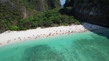 Maya Körfezi 'nin Koh Phi Leh, Krabi, Tayland' daki havadan görünüşü