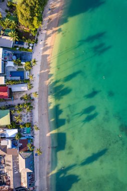 Phuket, Tayland, Güney Asya 'daki Ao Yon plajının havadan görüntüsü.