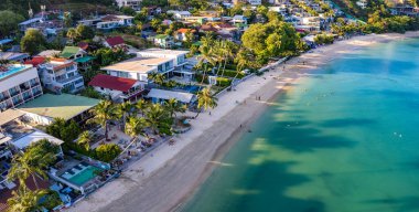 Phuket, Tayland, Güney Asya 'daki Ao Yon plajının havadan görüntüsü.