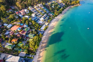 Phuket, Tayland, Güney Asya 'daki Ao Yon plajının havadan görüntüsü.