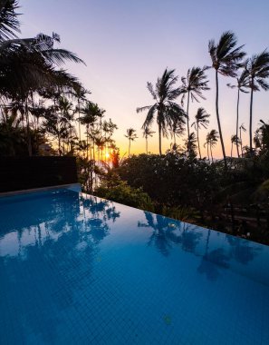 Phuket, Tayland, Asya 'nın güneydoğusunda Panwa sahilinde bir havuz kenarı manzarası.