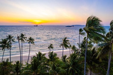 Phuket, Tayland, Güney Asya 'daki Panwa sahilinin havadan görüntüsü.