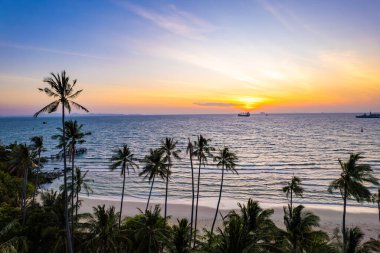 Phuket, Tayland, Güney Asya 'daki Panwa sahilinin havadan görüntüsü.