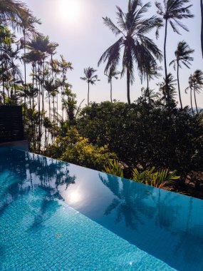Phuket, Tayland, Asya 'nın güneydoğusunda Panwa sahilinde bir havuz kenarı manzarası.
