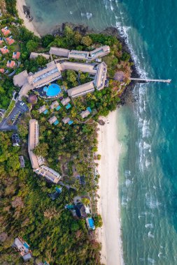 Phuket, Tayland, Güney Asya 'daki Panwa sahilinin havadan görüntüsü.