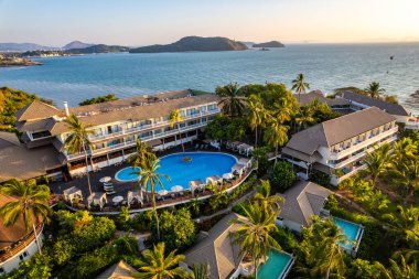 Phuket, Tayland, Asya 'nın güneydoğusunda Panwa sahilinde bir havuz kenarı manzarası.