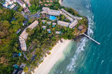 Phuket, Tayland, Güney Asya 'daki Panwa sahilinin havadan görüntüsü.