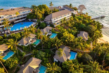 Phuket, Tayland, Asya 'nın güneydoğusunda Panwa sahilinde bir havuz kenarı manzarası.