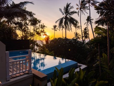 Phuket, Tayland, Asya 'nın güneydoğusunda Panwa sahilinde bir havuz kenarı manzarası.