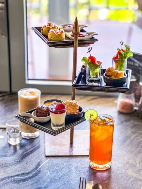 Phuket, Tayland 'daki Cape Panwa plajında ikindi çayı, Güney Doğu Asya