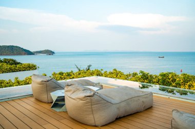 Phuket, Tayland, Güney Asya 'daki Cape Panwa plajında günbatımında çatı barı manzarası