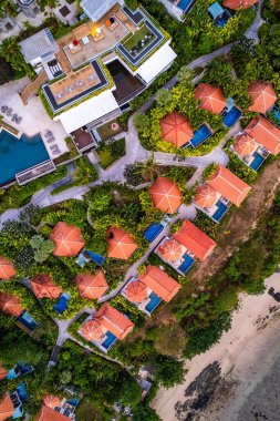 Phuket, Tayland 'daki Cape Panwa plajındaki tatil köyü manzarası, Güney Doğu Asya