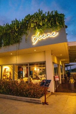 Phuket, Tayland, Güney Asya 'daki Cape Panwa plajında günbatımında çatı barı manzarası