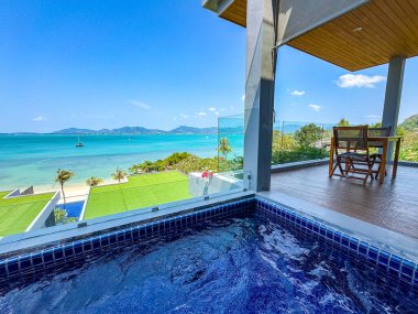 Phuket, Tayland, Asya 'nın güneydoğusundaki Panwa plajındaki bir havuz merkezinden görüntü.