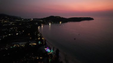 Gün batımında Bang Tao sahilinin havadan görüntüsü, Phuket, Tayland, Güney Asya