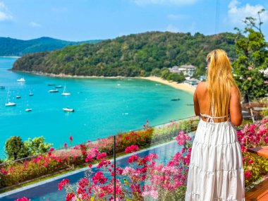 Phuket, Tayland, Güney Asya 'daki Ao Yon plajındaki çatı katı manzarası.