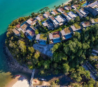 Phuket, Tayland, Güney Asya 'daki Ao Yon plajının havadan görüntüsü.