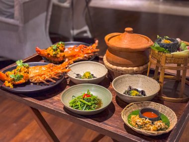 Bang Tao, Phuket, Tayland, Asya 'nın güneydoğusundaki Trisara sahilindeki restoran barı.