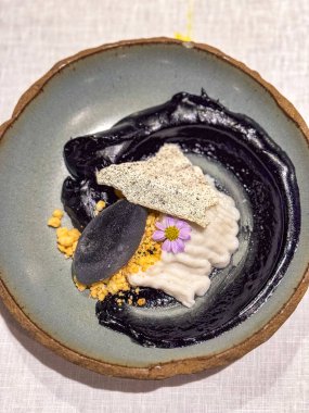 Bang Tao, Phuket, Tayland, Asya 'nın güneydoğusundaki Trisara sahilindeki restoran barı.