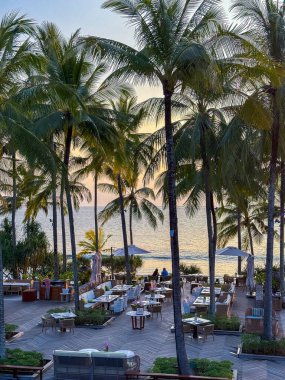 Bang Tao, Phuket, Tayland, Asya 'nın güneydoğusundaki Trisara sahilindeki restoran barı.