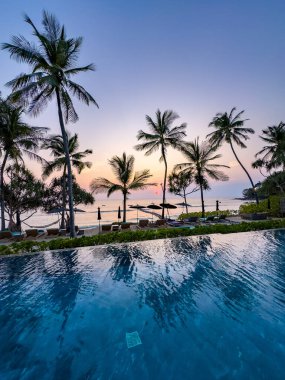 Bang Tao, Phuket, Tayland, Güney Doğu Asya 'daki Trisara plajında tatil köyü.