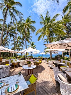 Bang Tao, Phuket, Tayland, Asya 'nın güneydoğusundaki Trisara sahilindeki restoran barı.