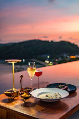 Phuket, Tayland, Güney Asya 'daki Ao Yon plajındaki çatı katı manzarası.