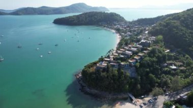Phuket, Tayland, Güney Asya 'daki Ao Yon plajının havadan görüntüsü.