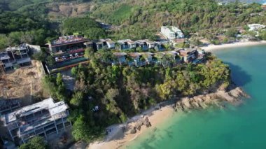 Phuket, Tayland, Güney Asya 'daki Ao Yon plajının havadan görüntüsü.