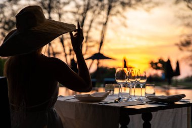 Phuket Tayland 'daki Mai Khao Plaj Tatil Köyü' ndeki sahil barında gün batımı. Yüksek kalite fotoğraf