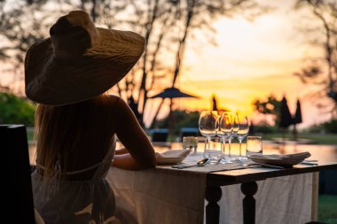 Phuket Tayland 'daki Mai Khao Plaj Tatil Köyü' ndeki sahil barında gün batımı. Yüksek kalite fotoğraf