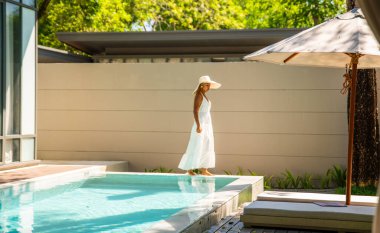 Phuket Tayland 'daki Mai Khao Plaj Tatil Köyü. Yüksek kalite fotoğraf