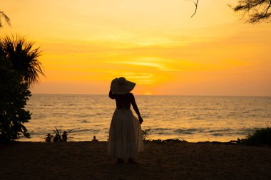 Phuket Tayland 'daki Mai Khao Plaj Tatil Köyü' ndeki sahil barında gün batımı. Yüksek kalite fotoğraf