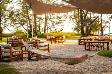 Phuket Tayland 'daki Mai Khao Plaj Tatil Köyü' ndeki sahil barında gün batımı. Yüksek kalite fotoğraf