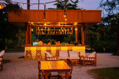 Phuket Tayland 'daki Mai Khao Plaj Tatil Köyü' ndeki sahil barında gün batımı. Yüksek kalite fotoğraf