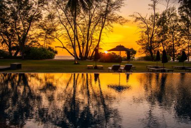 Phuket Tayland 'daki Mai Khao Plaj Tatil Köyü' ndeki sahil barında gün batımı. Yüksek kalite fotoğraf