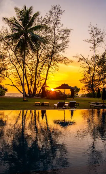 Phuket Tayland 'daki Mai Khao Plaj Tatil Köyü' ndeki sahil barında gün batımı. Yüksek kalite fotoğraf
