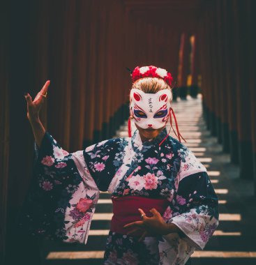 Kimonolu Asyalı kız ve Japon tema parkındaki şemsiyeli Hinoki Diyarı, Chai Prakan Bölgesi, Chiang Mai