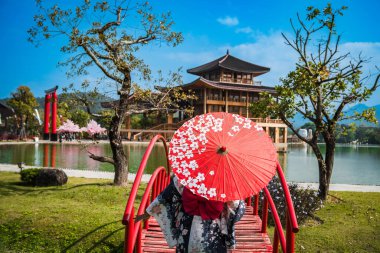 Kimonolu Asyalı kız ve Japon tema parkındaki şemsiyeli Hinoki Diyarı, Chai Prakan Bölgesi, Chiang Mai