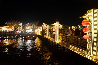 Hoi 'nin eski bir kasabasındaki Hoai Nehri' nde, Vietnam 'da fener teknelerinin olduğu cadde manzarası. Yüksek kalite fotoğraf
