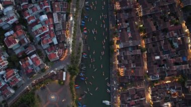 Hoi An Antik Kenti 'nin Hoai Nehri' ndeki fener tekneleriyle Hoi An, Vietnam, Güney Doğu Asya 'daki hava manzarası.